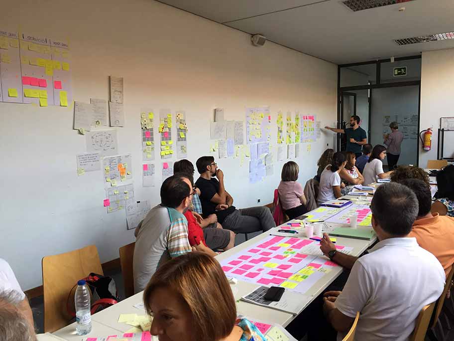 Grupo de trabajadores en un workshop de design thinking y diseño de servicios.
