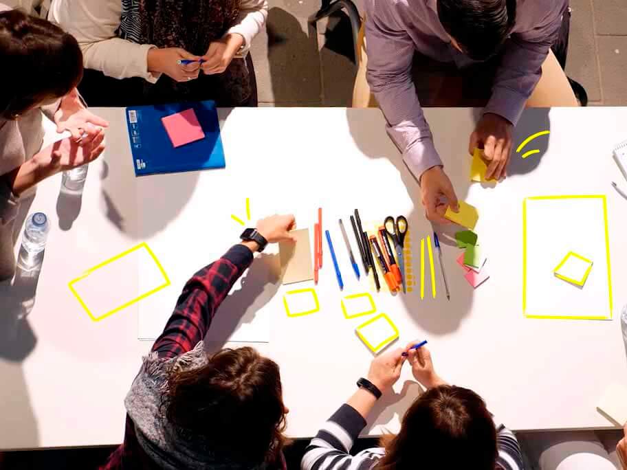 Sara en un taller de diseño de servicios trabajando con diferentes personas reunidas en torno a post-its