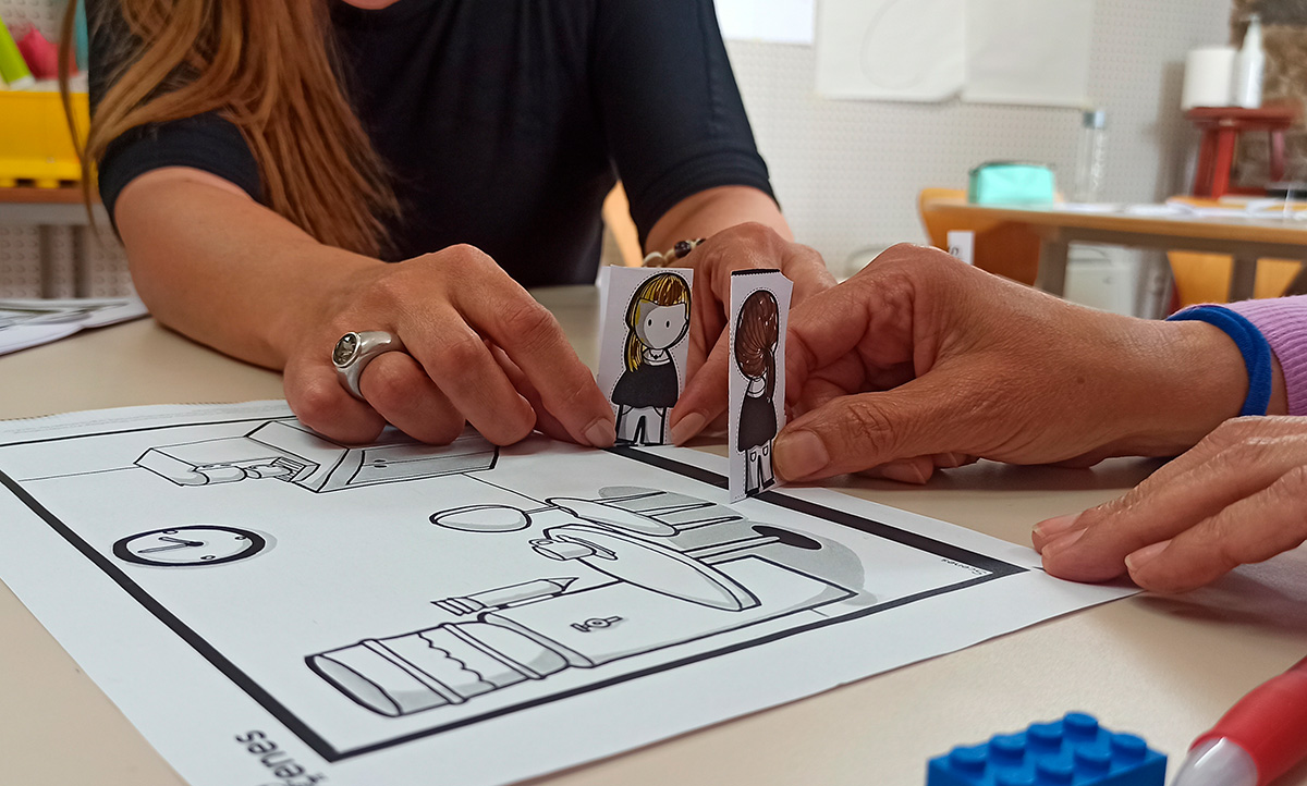 Simulan una conversación con dos personajes recortados en papel.