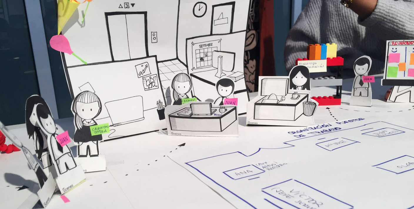 Prototipado en papel con dibujos recortados haciendo una escena