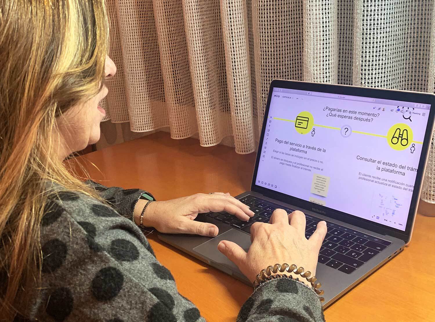 Una persona participando en un test de un servicio digital