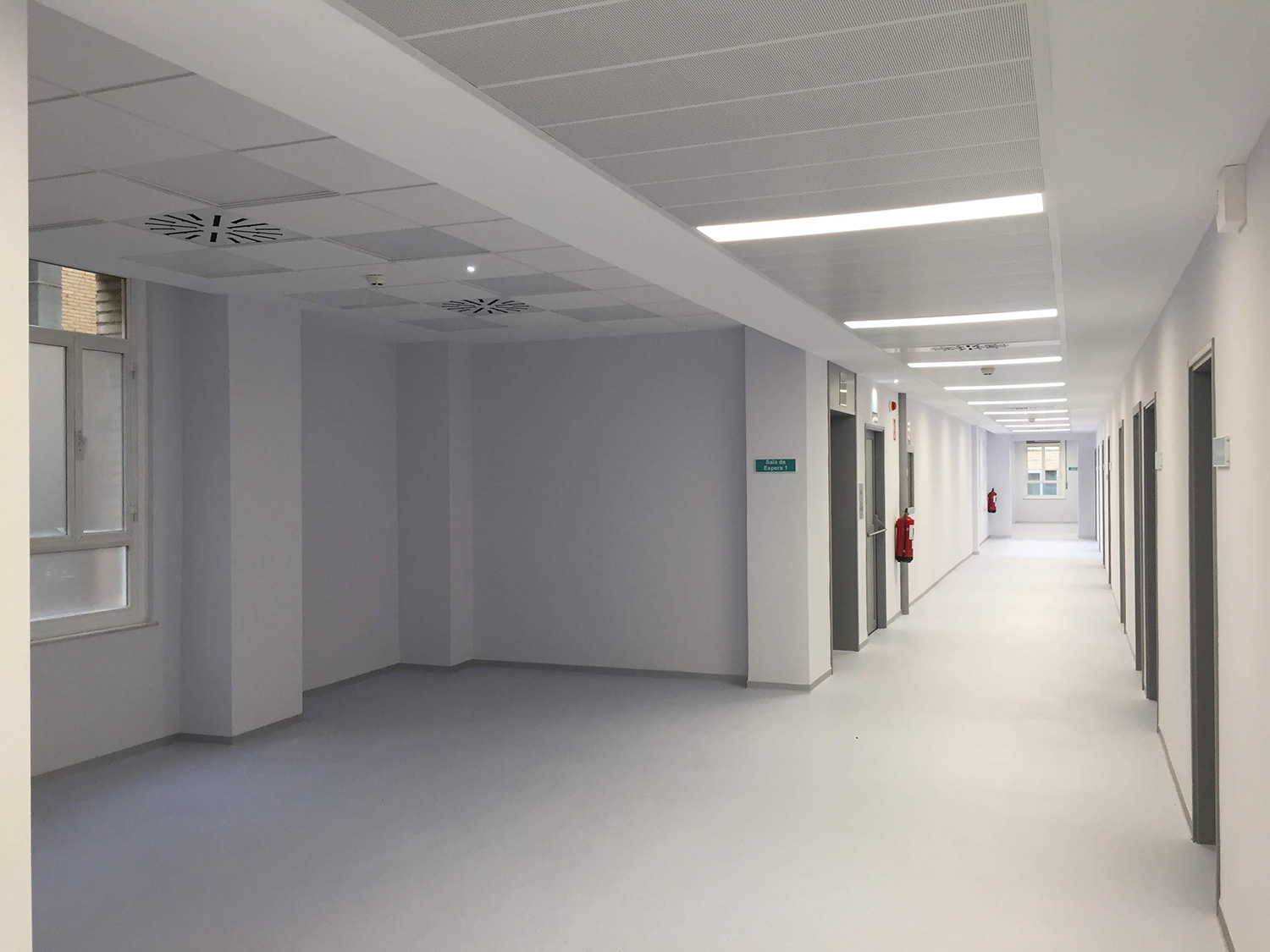 Foto del interior de la nueva planta del hospital, todavía sin muebles.