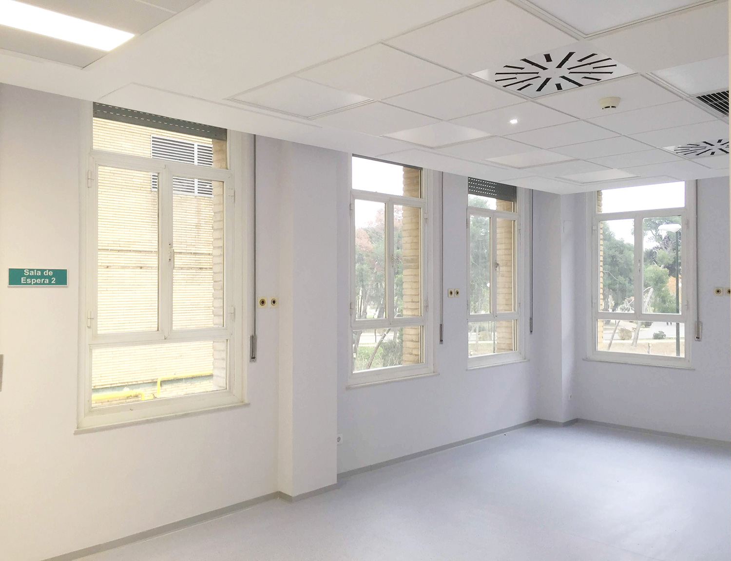 Foto de la nueva sala de espera del hospital, todavía sin muebles y con vistas al parque.
