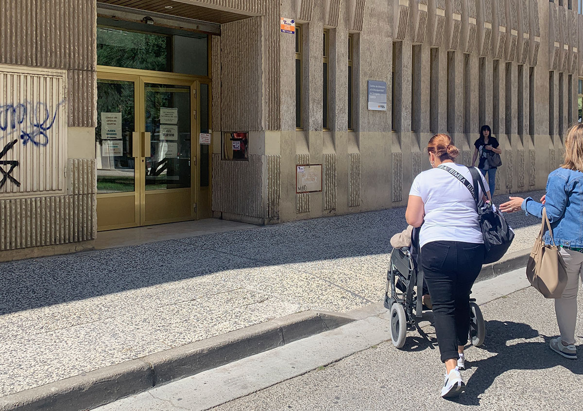 Personas en el exterior del Centro de Atención a la Discapacidad de Zaragoza