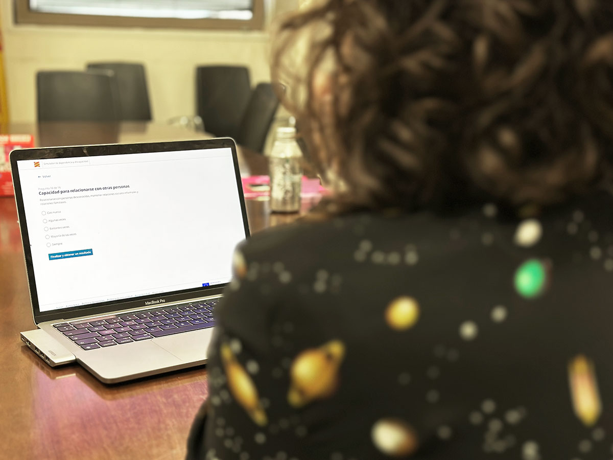 Una persona utilizando el ordenador en primeros test evaluando el simulador de dependencia y discapacidad