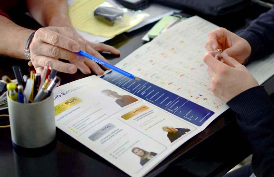 Personas viendo un folleto con informacion del servicio