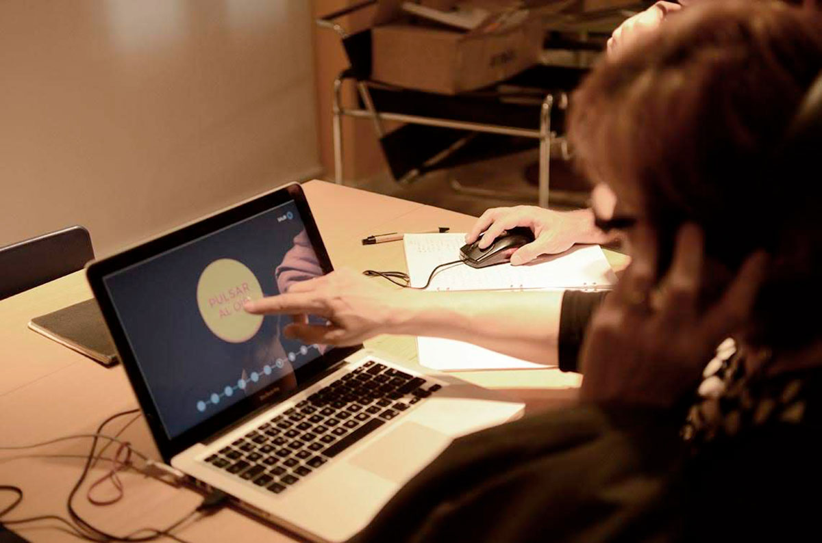 Persona pulsando una pantalla con un prototipo de aplicación, testando la experiencia del cliente.
