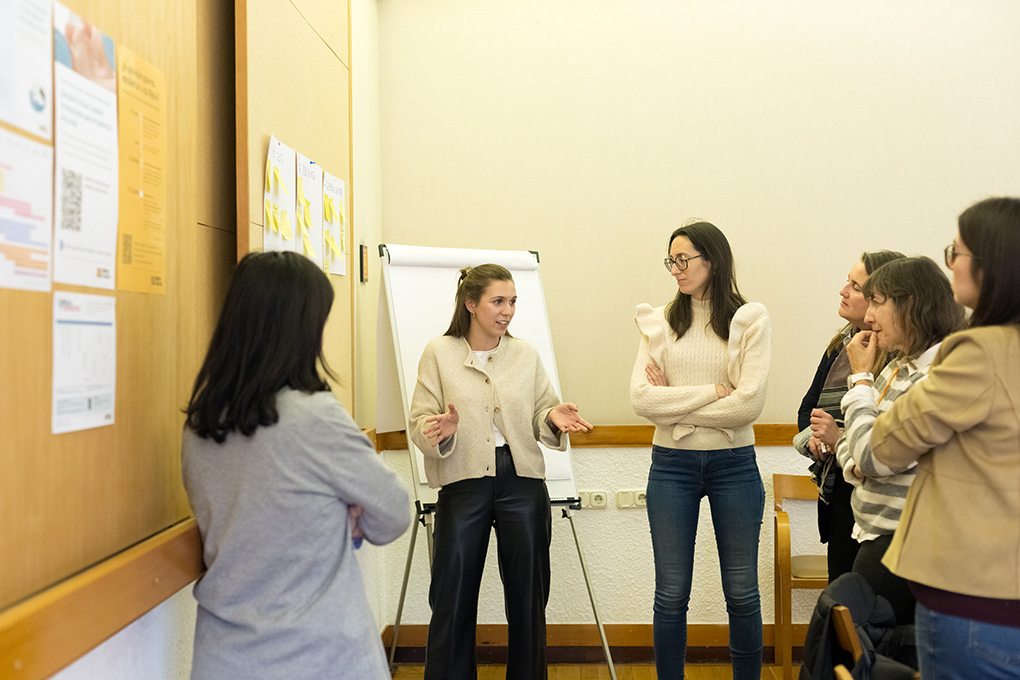Grupo de personas hablando en círculo.