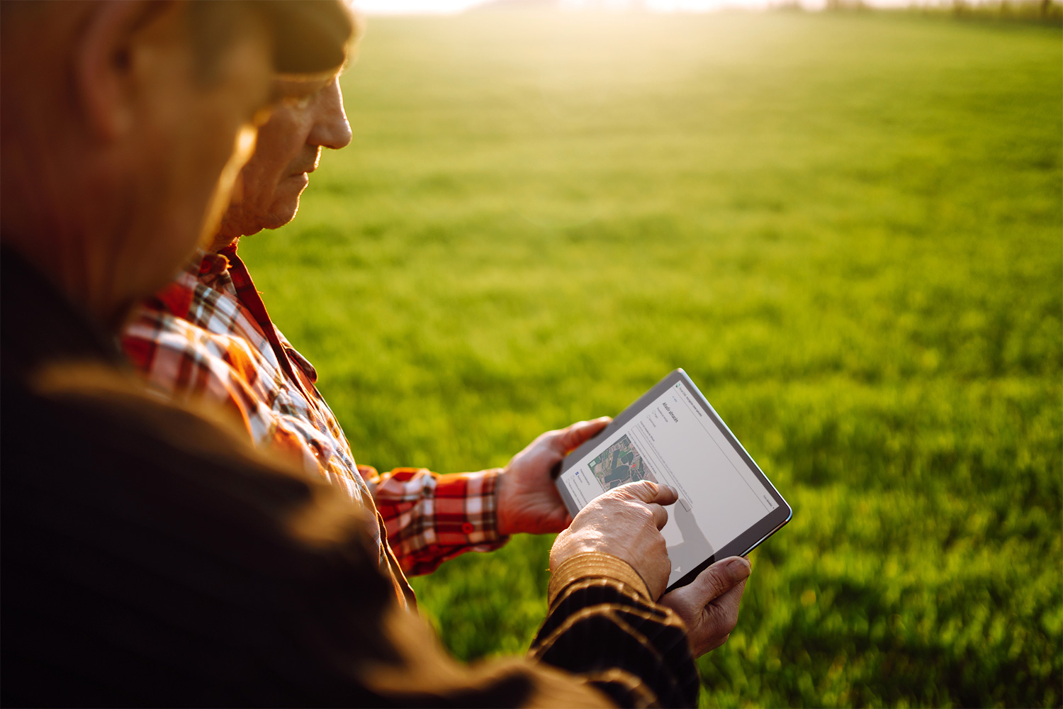 Una persona utilizando el nuevo portal del CAAE desde el campo