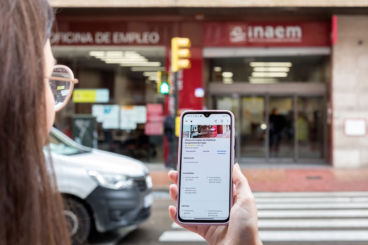 Persona con movil en la mano