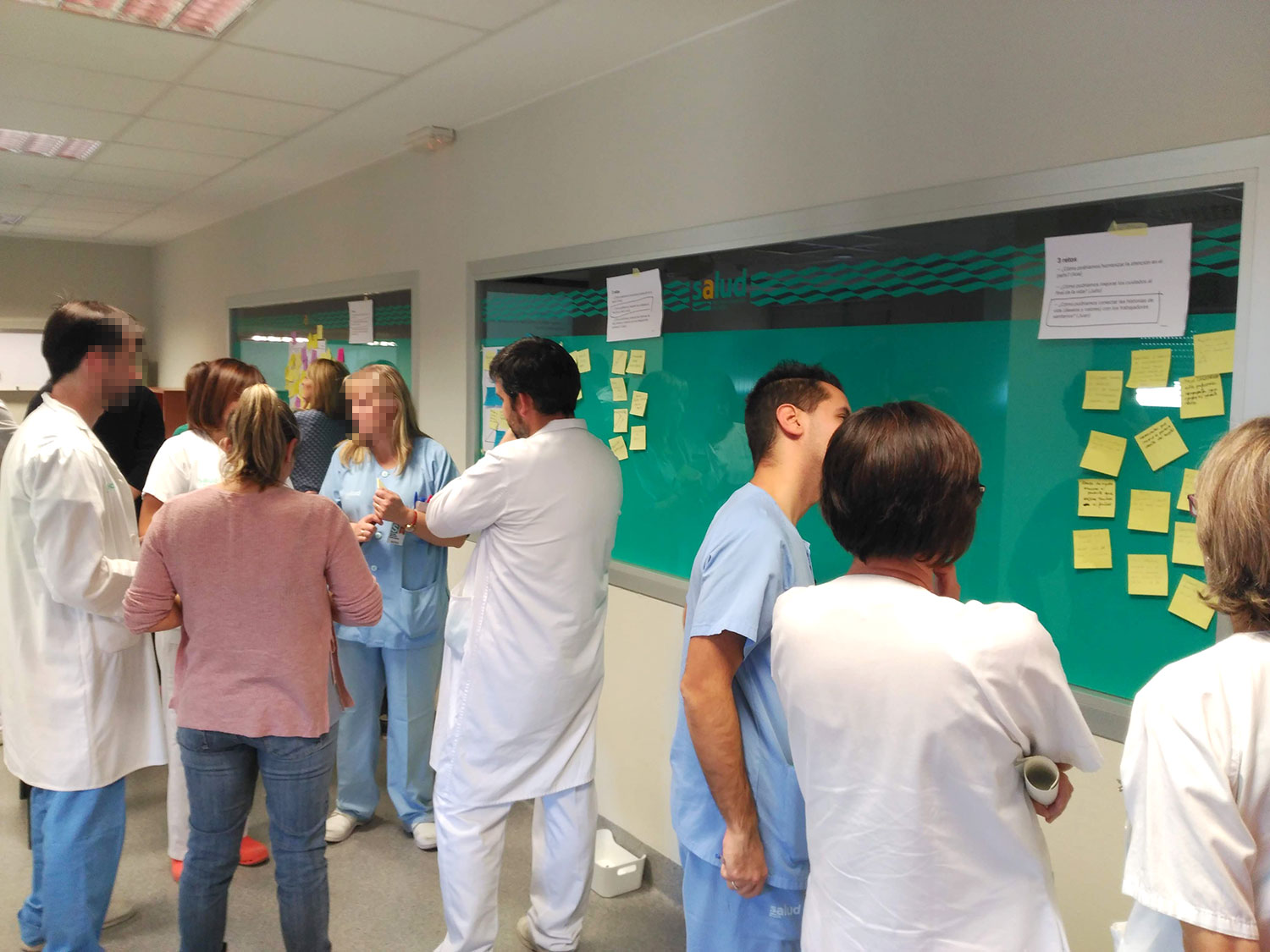 Personal sanitario participando en un taller de design thinking para la experiencia de paciente
