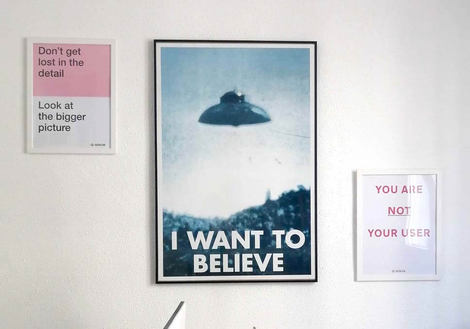 Tres posters colgados en la pared de nuestro estudio