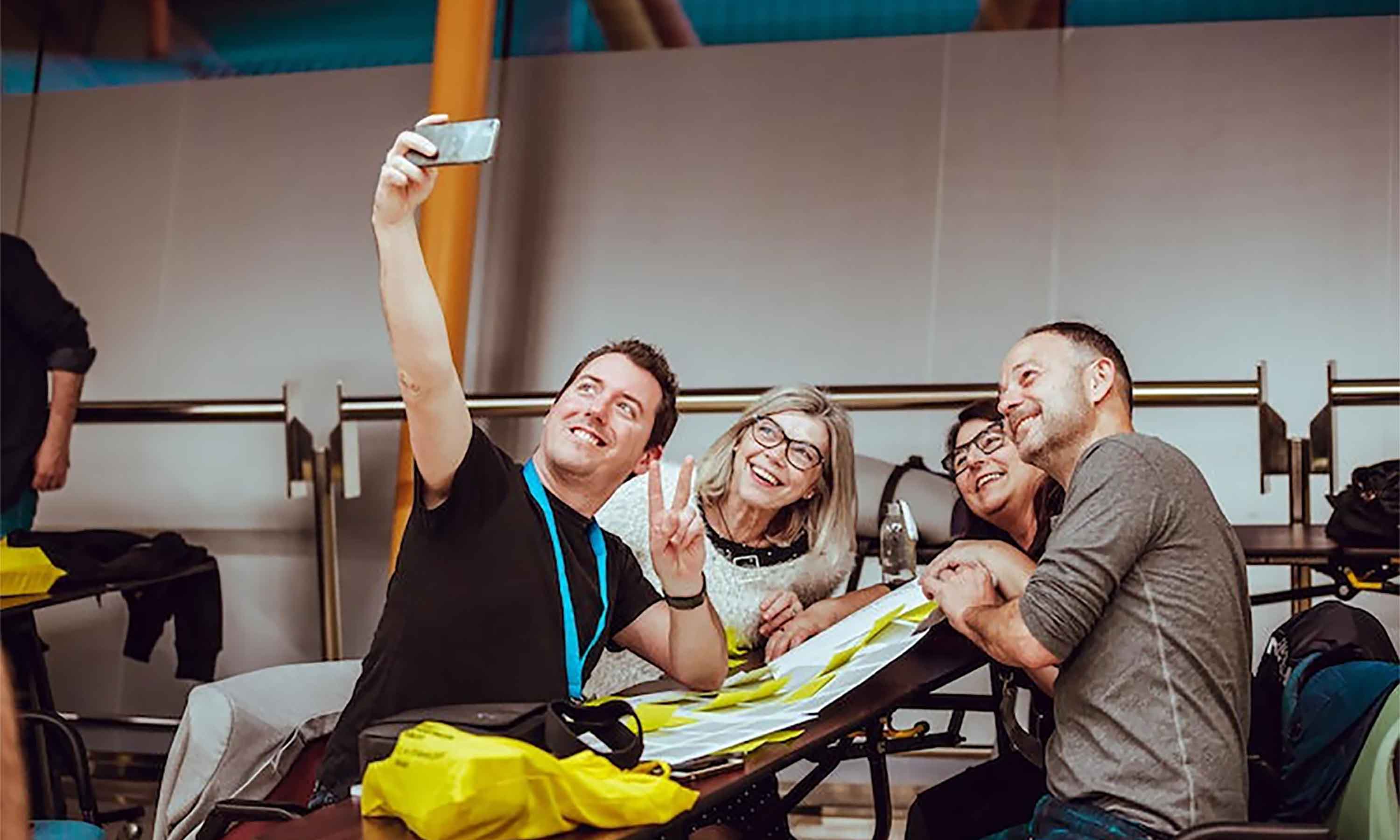 Equipo de asistentes a la charla-taller sobre dideño de servicios se sacan una fotografía
