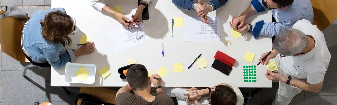 Foto zenital de personas en una mesa trabajando