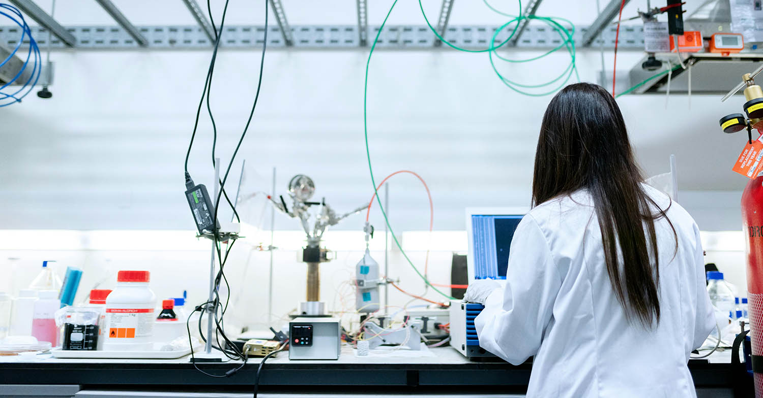 Una mujer trabaja en un ordenador ubicado en un laboratorio