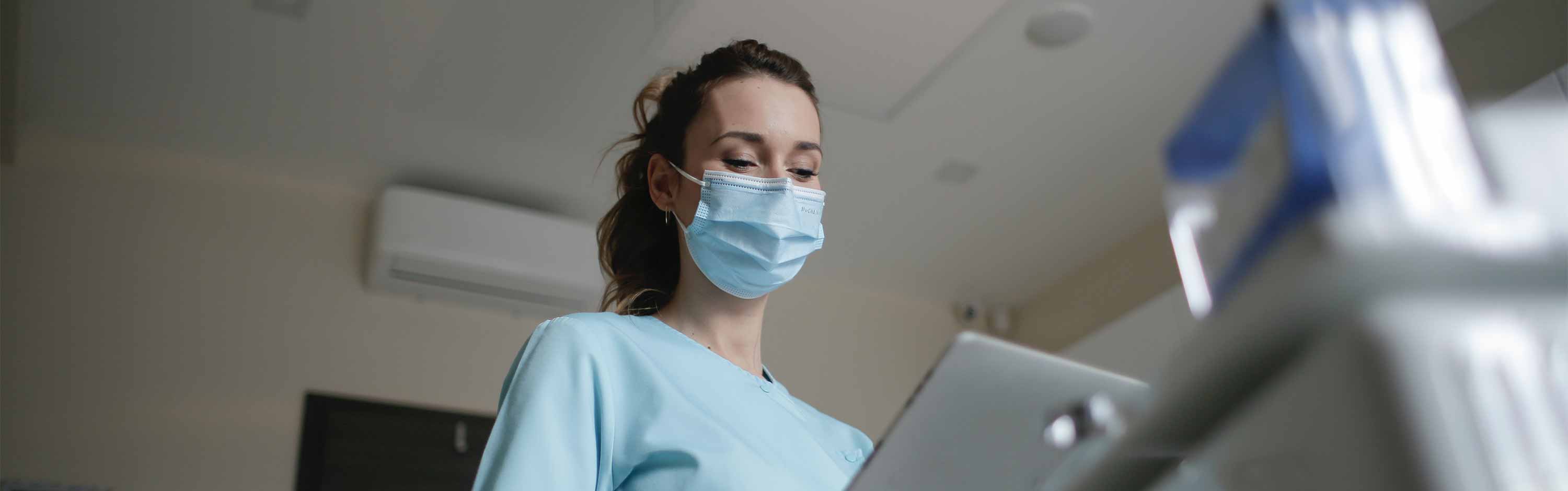 Profesional sanitario interactuando con una tablet.